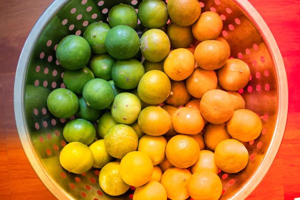 绿色柠檬酸橙或泰国柠檬在金属篮子与橙色光效果 酸味和口渴的抽象 — 图库照片