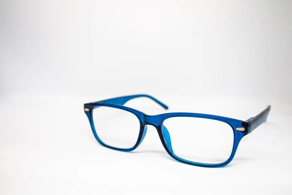 白い背景に隔離された青いメガネ サングラス用ヴィンテージフレーム 視力保護と読書光学レンズの要約 — ストック写真