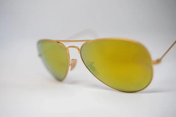 Óculos Sol Amarelos Isolados Sobre Fundo Branco Moldura Dourada Óculos — Fotografia de Stock