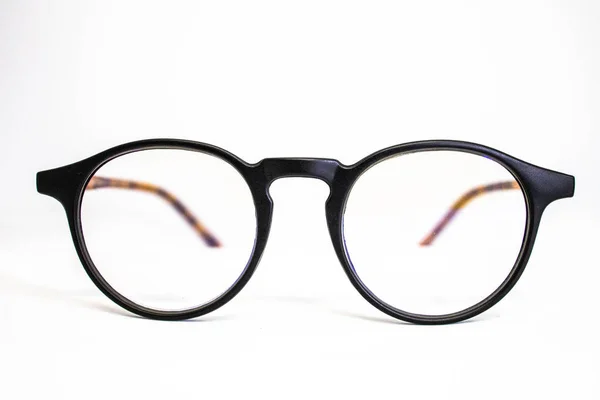 白い背景に隔離されたメガネ サングラス用のクラシックなブラックフレーム 視力保護 光学レンズの要約 — ストック写真