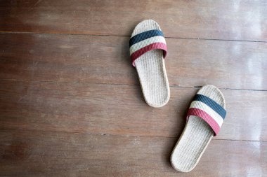 Ahşap zemin yüzeyi arka planda el yapımı tarafından örme örgü. Kırmızı ve mavi renkte Ayakkabı çifti evde eşymaya hazır. Konfor ev kavramı Relax ve tatil boş zaman.