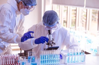 Koronavirüsü, covid-19 aşı hastalığını araştıran bilim insanları ve araştırmacılar klinik denemeler için aşı aşısı, ilaç ve ilaç konseptini hazırlıyorlar..