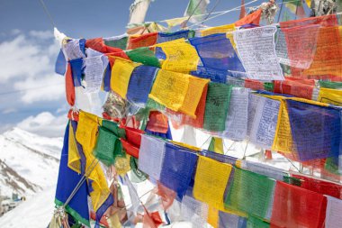 Leh ladakh jammu ve kaşmir, Hindistan - Nisan 2019 - Geleneksel dua bayraklarıyla Khardung La Pass bölgesi. Khardung La, Hindistan 'ın Ladakh bölgesinin Leh bölgesinde bir dağ geçididir.