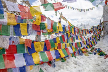 Leh ladakh jammu ve kaşmir, Hindistan - Nisan 2019 - Geleneksel dua bayraklarıyla Khardung La Pass bölgesi. Khardung La, Hindistan 'ın Ladakh bölgesinin Leh bölgesinde bir dağ geçididir.