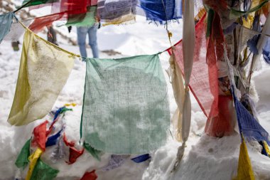 Leh ladakh jammu ve kaşmir, Hindistan - Nisan 2019 - Geleneksel dua bayraklarıyla Khardung La Pass bölgesi. Khardung La, Hindistan 'ın Ladakh bölgesinin Leh bölgesinde bir dağ geçididir.