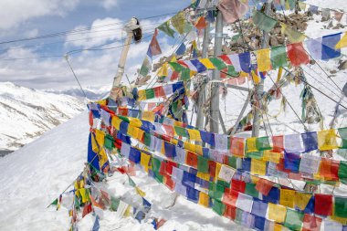 Leh ladakh jammu ve kaşmir, Hindistan - Nisan 2019 - Geleneksel dua bayraklarıyla Khardung La Pass bölgesi. Khardung La, Hindistan 'ın Ladakh bölgesinin Leh bölgesinde bir dağ geçididir.