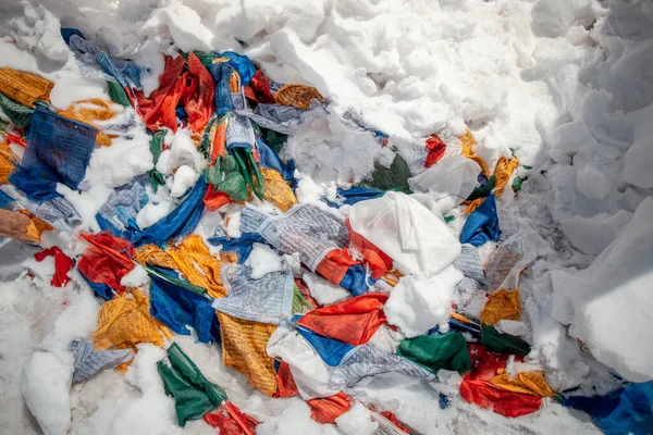 Leh ladakh jammu ve kaşmir, Hindistan - Nisan 2019 - Geleneksel dua bayraklarıyla Khardung La Pass bölgesi. Khardung La, Hindistan 'ın Ladakh bölgesinin Leh bölgesinde bir dağ geçididir.