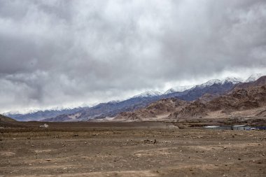 Thiksey Manastırı 'ndan Leh Ladakh' ın şehir manzaralı gezisi Leh Ladakh, Hindistan 'daki Thiksey Gompa