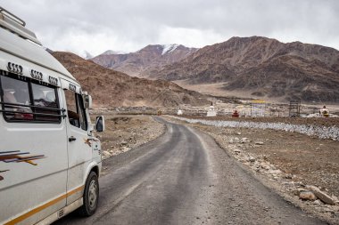 Thiksey Manastırı 'ndan Leh Ladakh' ın şehir manzaralı gezisi Leh Ladakh, Hindistan 'daki Thiksey Gompa