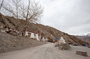 Hemis Tapınağı Manastırı 'nın içinde, Hindistan' ın Leh Ladakh kentindeki Büyük ve Büyük Tapınak 'ta kayalık bir dağ perdesi var..