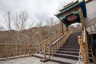Hemis Tapınağı Manastırı 'nın içinde, Hindistan' ın Leh Ladakh kentindeki Büyük ve Büyük Tapınak 'ta kayalık bir dağ perdesi var..