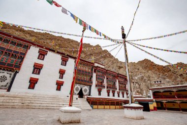 Hemis Tapınağı Manastırı 'nın içinde, Hindistan' ın Leh Ladakh kentindeki Büyük ve Büyük Tapınak 'ta kayalık bir dağ perdesi var..