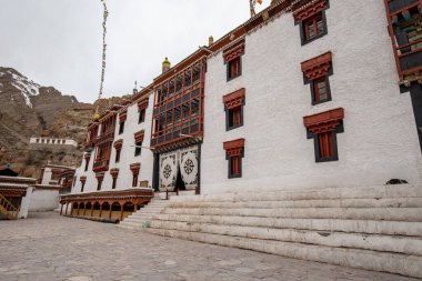 Hemis Tapınağı Manastırı 'nın içinde, Hindistan' ın Leh Ladakh kentindeki Büyük ve Büyük Tapınak 'ta kayalık bir dağ perdesi var..