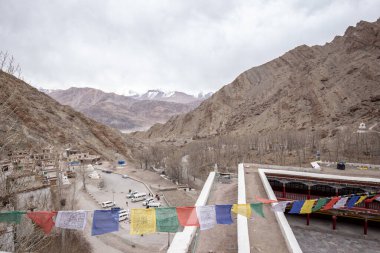 Hemis Tapınağı Manastırı 'nın içinde, Hindistan' ın Leh Ladakh kentindeki Büyük ve Büyük Tapınak 'ta kayalık bir dağ perdesi var..
