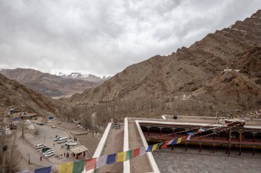Hemis Tapınağı Manastırı 'nın içinde, Hindistan' ın Leh Ladakh kentindeki Büyük ve Büyük Tapınak 'ta kayalık bir dağ perdesi var..