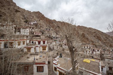 Hemis Tapınağı Manastırı 'nın içinde, Hindistan' ın Leh Ladakh kentindeki Büyük ve Büyük Tapınak 'ta kayalık bir dağ perdesi var..