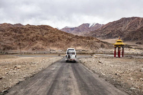 Viaje Por Carretera Con Vista Ciudad Leh Ladakh Desde Monasterio — Foto de Stock
