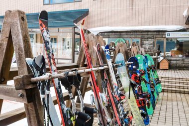 Hokkaido, Japonya - Aralık 2019: Kayak ve snowboard ekipmanları kayak alanında arka planda kullanılmaya hazır. Kış mevsiminde kar kayakları Kiroro kayak merkezinin en tepesindeki dağlarda.