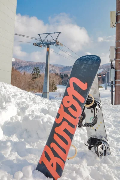 Hokkaido Japan Dezember 2019 Paar Gebrauchsfertige Ski Und Snowboardausrüstung Mit — Stockfoto