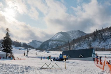 Kiroro kayak merkezinin alanı. Kayakçılar ve Snowboardcular kış boyunca Japonya 'nın Hokkaido şehrinde tamamen karla kaplı Kiroro Kayak Tatil Köyü' nde Gondola biniyorlar..
