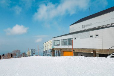 Kiroro kayak merkezinin alanı. Kayakçılar ve Snowboardcular kış boyunca Japonya 'nın Hokkaido şehrinde tamamen karla kaplı Kiroro Kayak Tatil Köyü' nde Gondola biniyorlar..