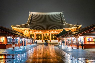 Asakusa, Tokyo, Japonya - Şubat 2020: Sensoji Tapınakları 'nın ana girişindeki Kırmızı Fener Kaminarimon kapısı turnuva için ünlü bir ayrımdır. Asakusa 'daki Senso-Ji Budist tapınağının cephesi gece aydınlandı.