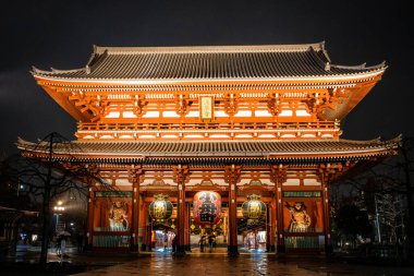 Asakusa, Tokyo, Japonya - Şubat 2020: Sensoji Tapınakları 'nın ana girişindeki Kırmızı Fener Kaminarimon kapısı turnuva için ünlü bir ayrımdır. Asakusa 'daki Senso-Ji Budist tapınağının cephesi gece aydınlandı.