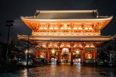 Asakusa, Tokyo, Japonya - Şubat 2020: Sensoji Tapınakları 'nın ana girişindeki Kırmızı Fener Kaminarimon kapısı turnuva için ünlü bir ayrımdır. Asakusa 'daki Senso-Ji Budist tapınağının cephesi gece aydınlandı.