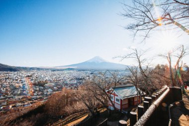 Fuji Dağı ve Chureito Pagoda 'nın güzel manzarası, Fujiyoshida, Japonya. Günbatımında açık mavi gökyüzü ile Fuji sonbahar yapraklarının arka planı.