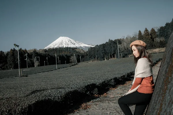 Mujer Bonita Pie Medio Del Árbol Con Vista Fuji Mountian — Foto de Stock