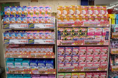 Tokyo, Japonya - Şubat 2020: Yağmurlu bir gecede Akihabara 'daki binalarda kozmetik dükkanı. Akihabara video oyunları, anime, manga ve bilgisayar ürünleri için bir alışveriş bölgesidir..