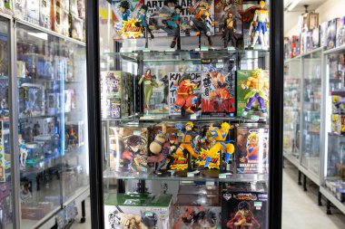 Tokyo, Japonya - Şubat 2020: Yağmurlu bir gecede Akihabara 'daki binalarda oyuncak ve figür dükkanı. Akihabara video oyunları, anime, manga ve bilgisayar ürünleri için bir alışveriş bölgesidir..