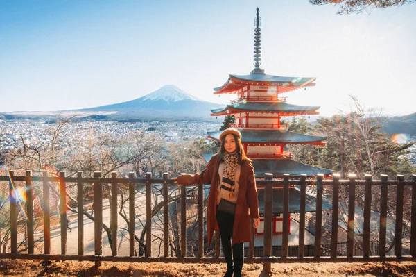 Pretty Girl Standing Beautiful View Mountain Fuji Chureito Pagoda Fujiyoshida — Stock Photo, Image