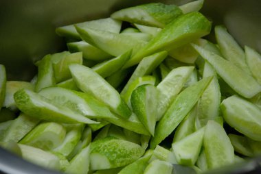 Kase dilimler halinde kesilmiş salatalık dolu