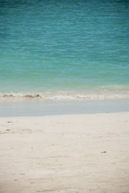 Beyaz kum ve mavi suyla tropik plaj