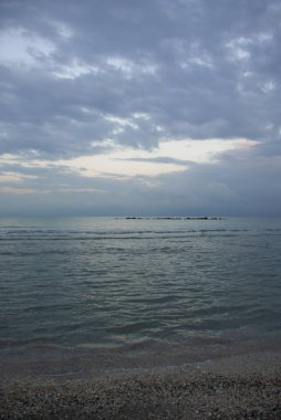 denizin üzerinde bulutlu gökyüzü