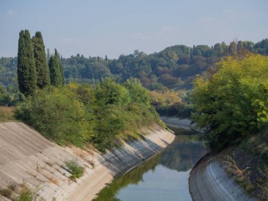 Akışı ortasında sonbahar renkleri