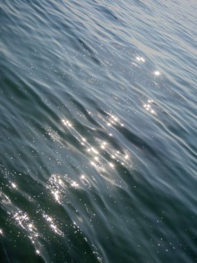 Güneş ışığı altında parlayan su