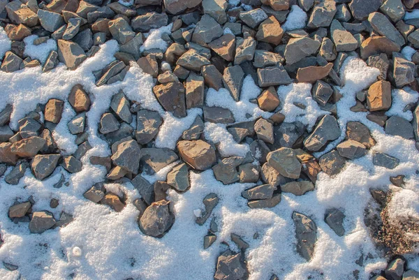 Güneş ışığında karda çakıl
