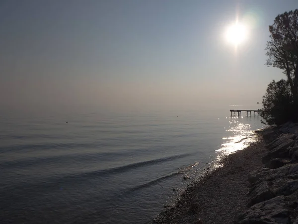 Paesaggio Con Piattaforma Legno Sulla Riva Del Lago Sotto Luce — Foto Stock