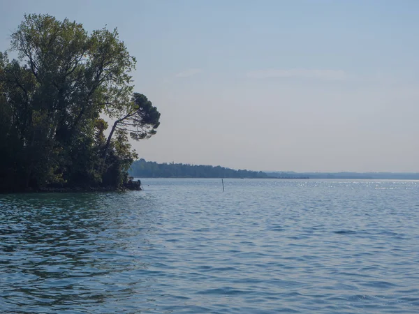 湖的海滨的自然 — 图库照片