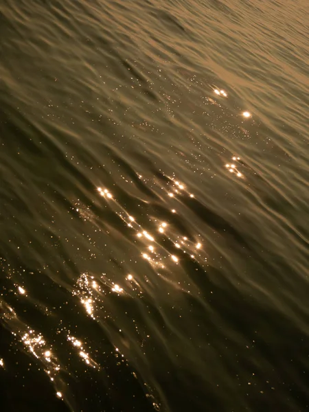 Yukarıda da görüleceği bulutların arasından gece ışıkların altın arka plan