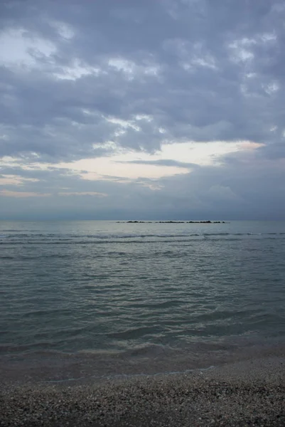 denizin üzerinde bulutlu gökyüzü