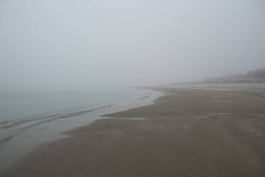 Plaj ve deniz sis tarafından kış aylarında saran yatay arka plan