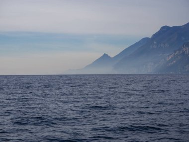 Derin mavi su ve deniz kenarı dağ manzara
