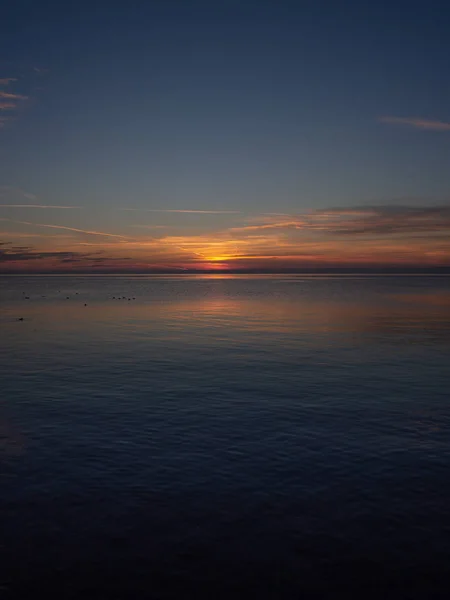 Sonnenuntergang Auf Dem Wasser Vertikale Landschaft — Stockfoto