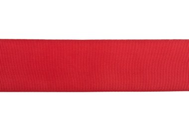 Beyaz arkaplanda kırmızı kurdele