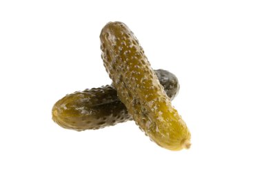 Beyaz arka planda salatalık turşusu