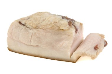 bir parça domuz pastırması beyaz bir arka plan üzerinde