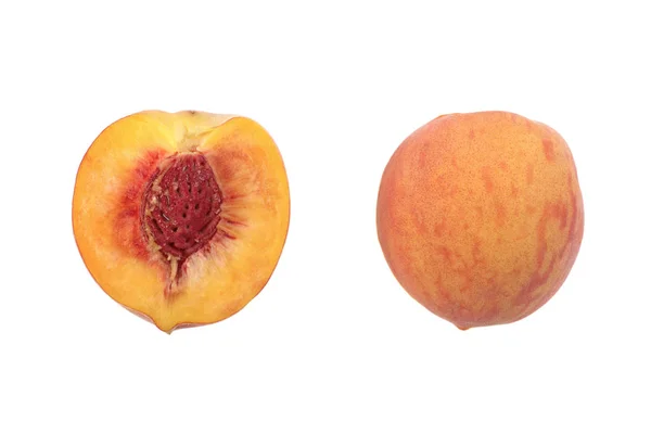 Peach Matang Diiris Dalam Setengah Terisolasi Pada Latar Belakang Putih — Stok Foto